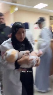 👤 Doaa albaz 📝 The moment an infant under one year old, injured in an Israeli strike, arrived at Nasser Medical Complex 